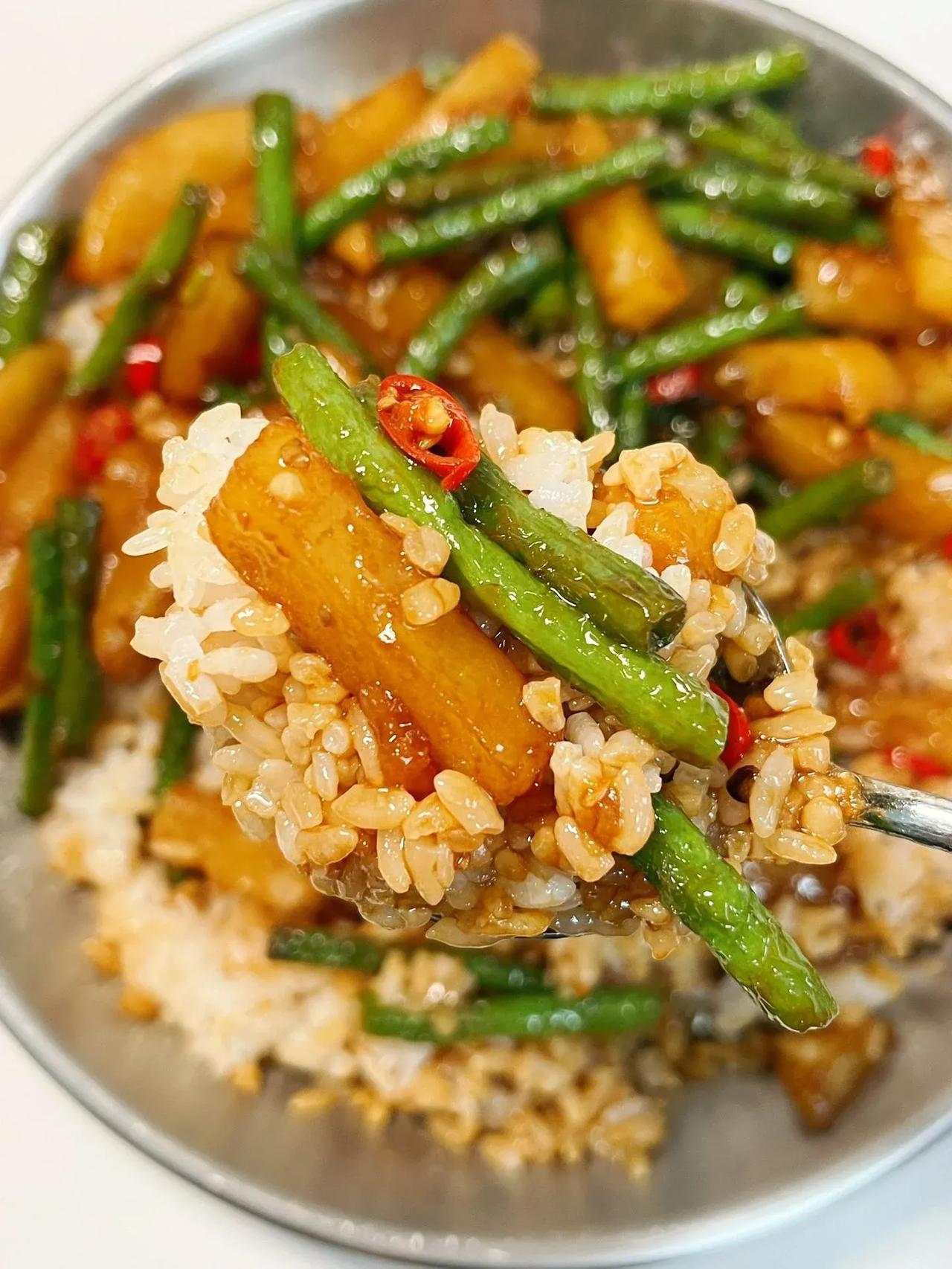 答应我、一定要试试这个土豆焖豆角！！|||简单又好吃的土豆焖豆角！！糯糯的土豆超