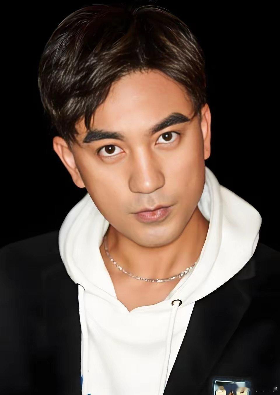 王骁的张一昂演得好，王传君的周荣演的也好，可比起这俩的演技，演啥都冷着张脸把王瑞