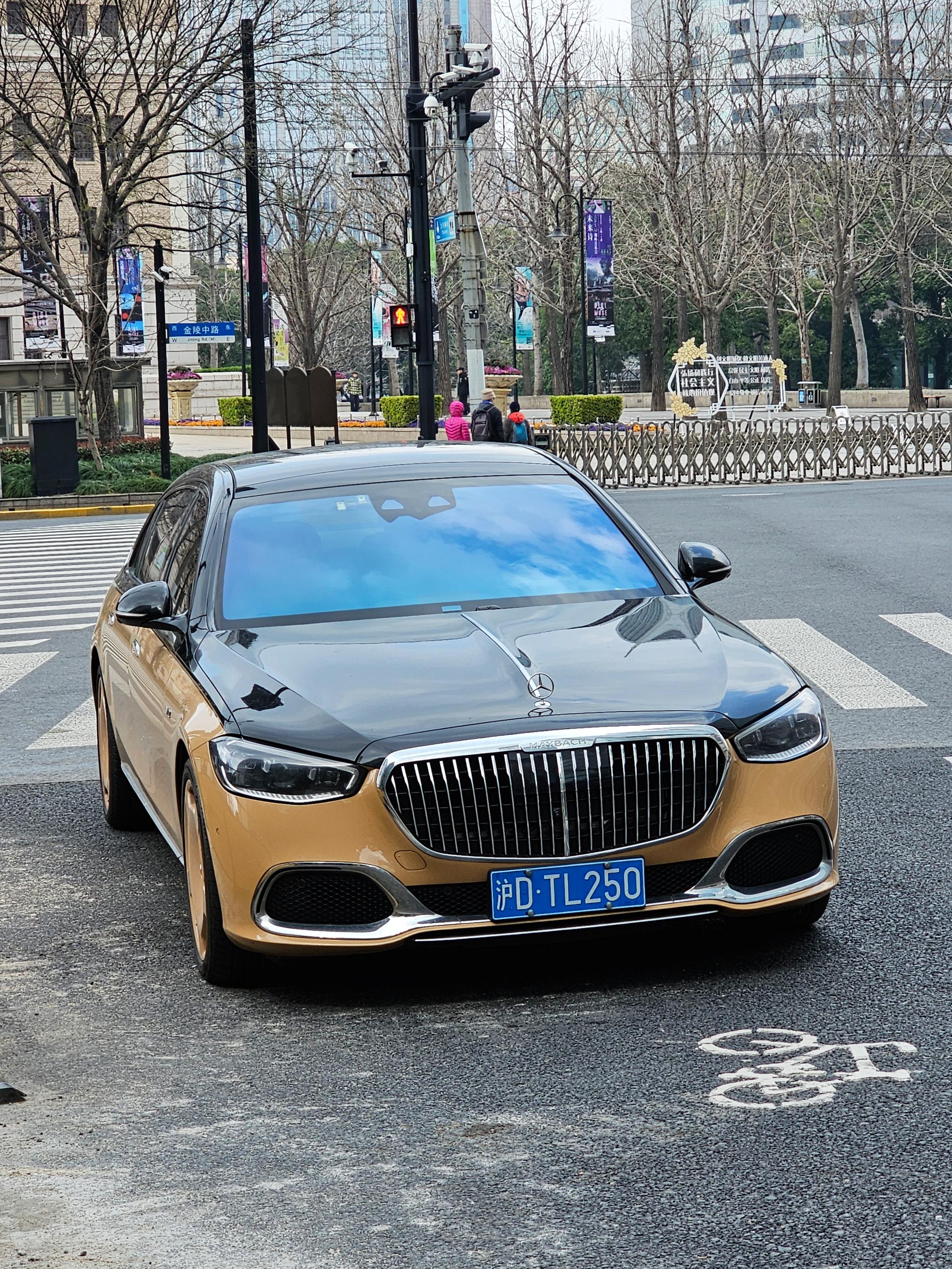 上海淮海中路偶遇大佬座驾迈巴赫Virgil Abloh 限量版 优雅奢...