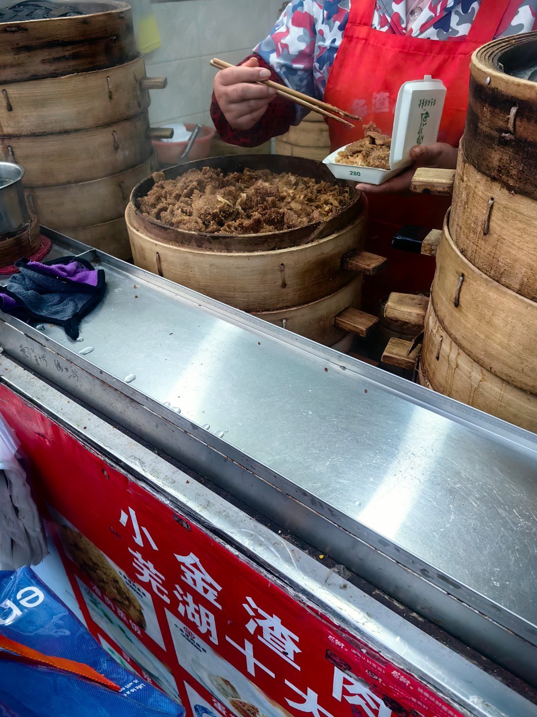 *在路上*渣肉蒸饭，类似粉蒸肉，是黏米，有豆皮，微微甜...赤豆酒酿，红豆面面的