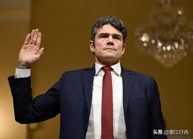 美高官刚因反对伊朗战争辞职，就被曝遭FBI调查。美国国家反恐中心主任乔·肯特因为