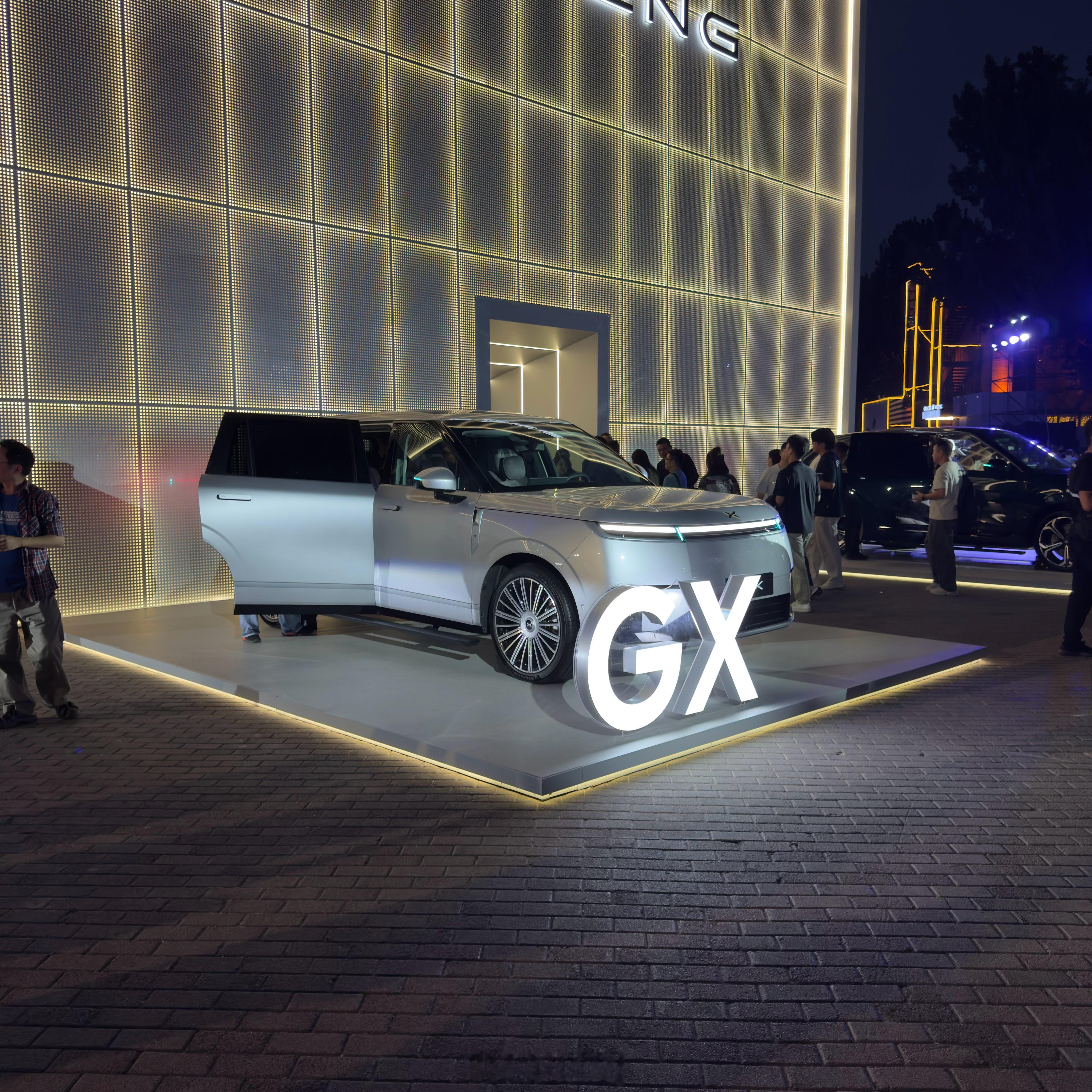 闪现小鹏G9L 发布会现场，期待这个最终的惊喜价格小鹏G9L今晚上市 ​​​