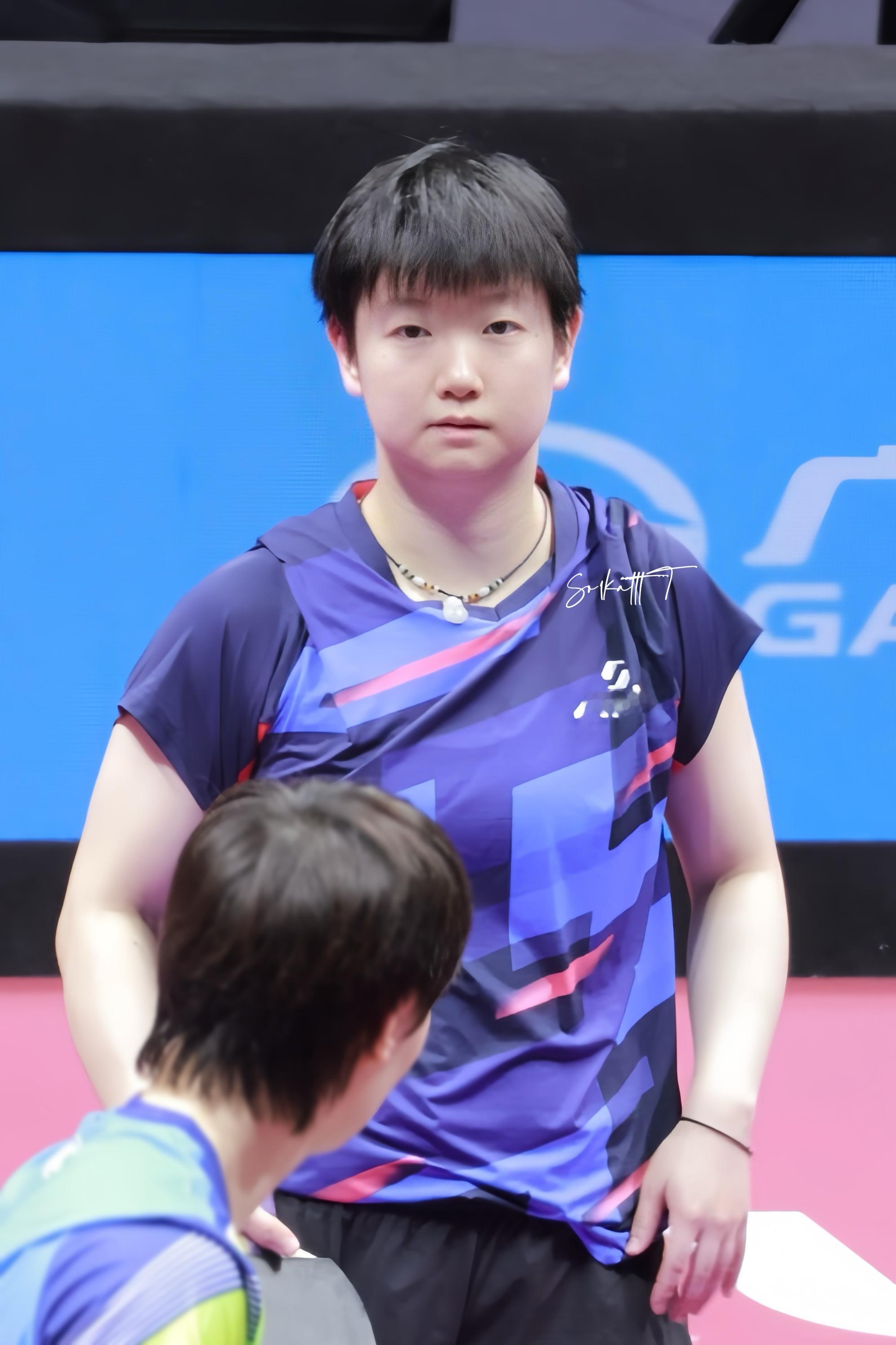 想你了颖颖🐱💧 和小咪“对视”照片再+1 新的一年再接再厉啊饭炒蛋 