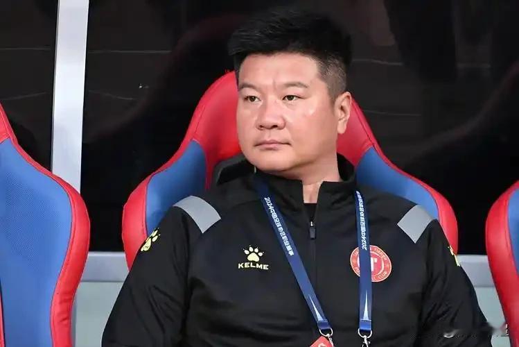 看了铁人队和申花队的比赛后，觉得很有必要向李金羽道个歉。
以前的我一直都不看好李