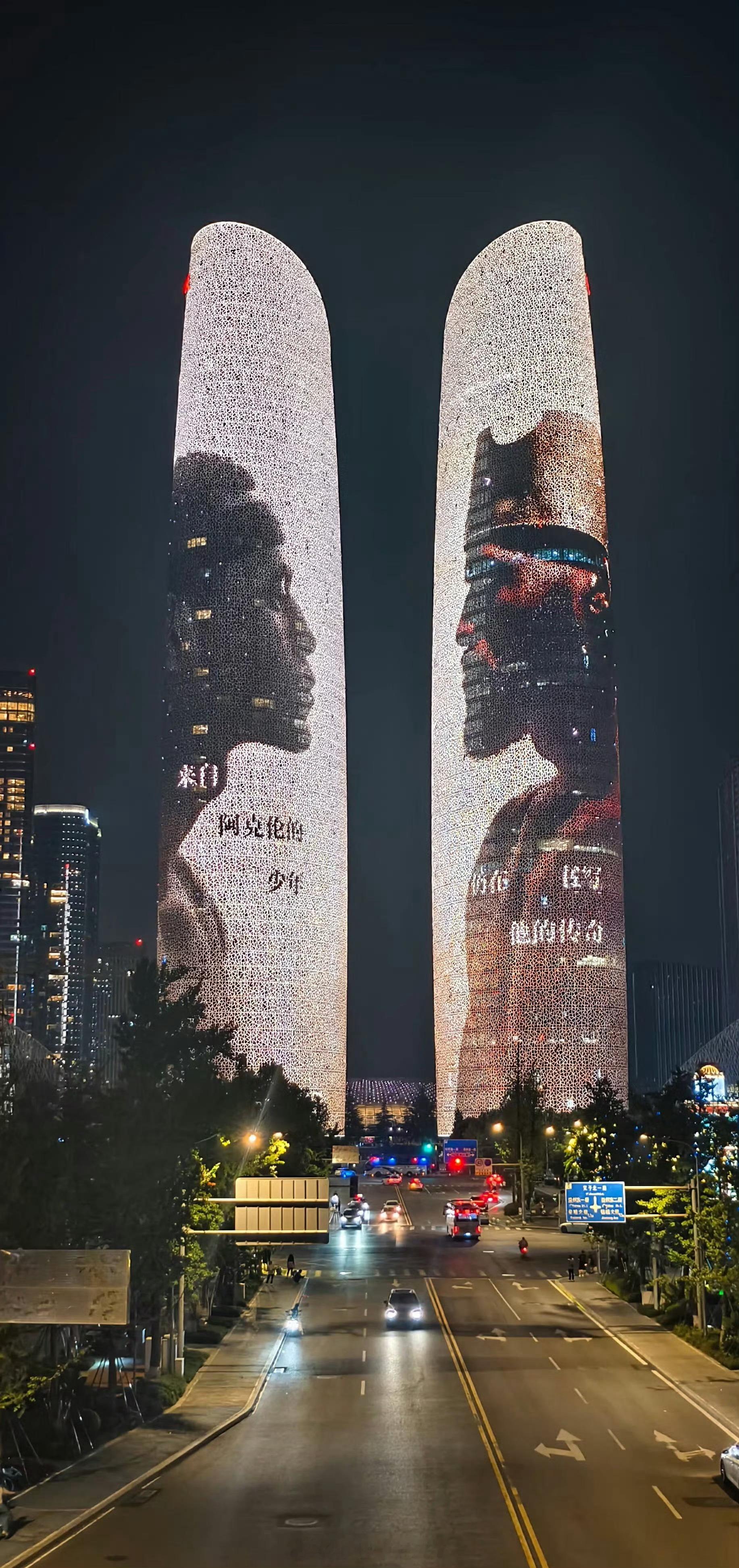 成都双子塔致敬詹姆斯 成都地标性建筑金融城双子塔以一场盛大的灯光秀致敬NBA巨星