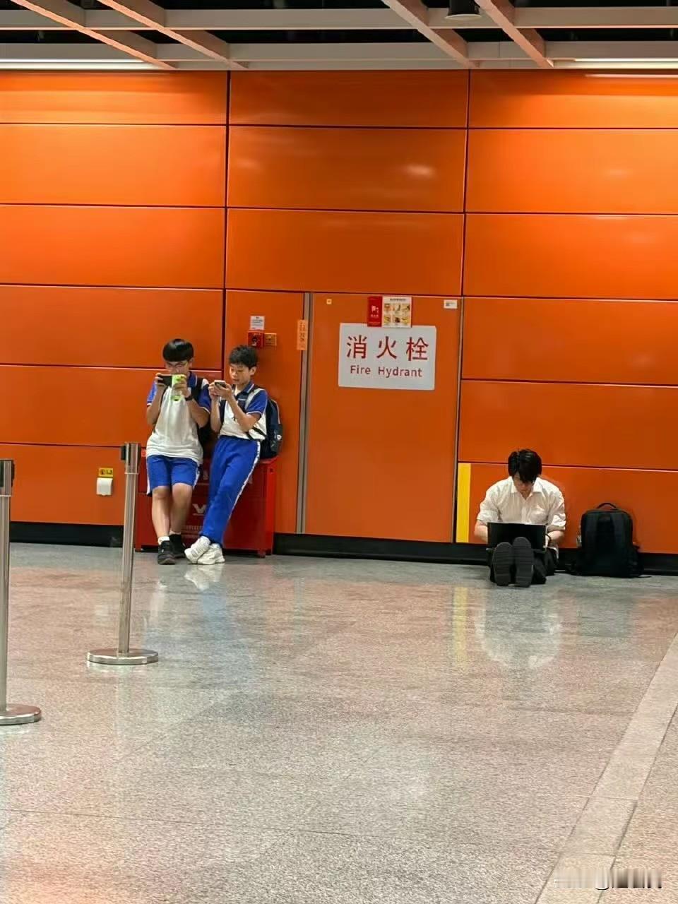 好图！同一面墙，两个世界。
左边是回不去的放学时光，正当年少的无忧无虑。
右边是