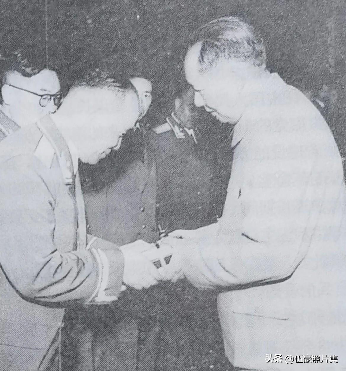 1955年，毛泽东主席为李达等将军授勋章的瞬间，李达被授予上将军衔，在55位开国