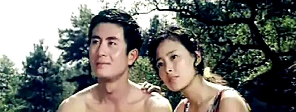 一件红蓝条纹泳衣，差点把这部狂揽一亿观众的电影搅黄。
　　导演捏着退回的报告单，