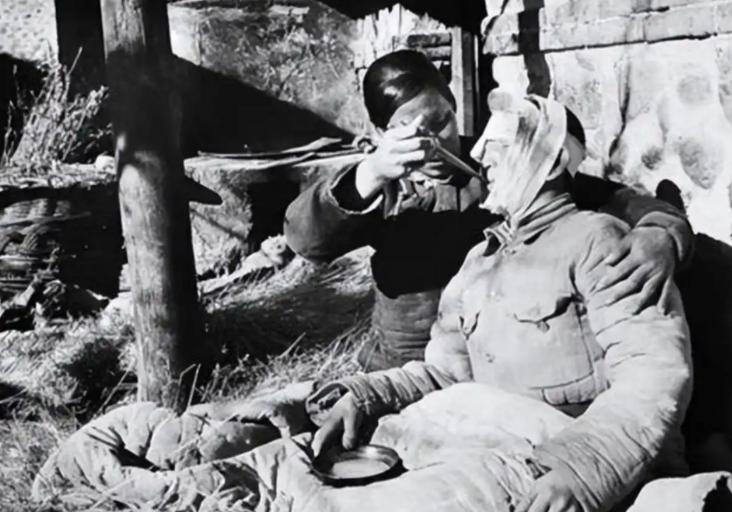 1934年冬，湘江鏖战之后，红军班长朱镇中不幸负伤，与主力失散后藏在了一处山洞中