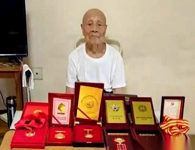 13岁，牛丢了，地主一顿毒打。
他光着脚，跑了快一百里路，满脚血泡，就为了活命。
