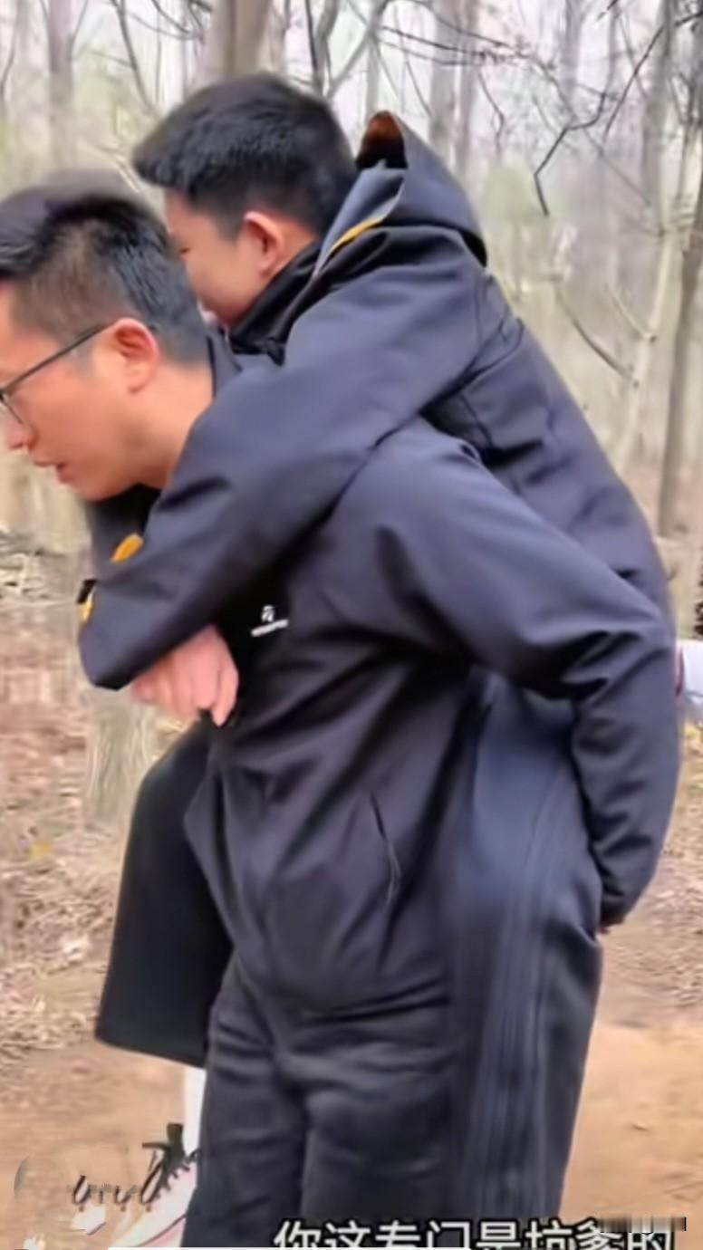 农哥的儿子在学校踢球时膝盖受了伤，夫妻俩心急如焚，赶忙带着儿子到邢台市医院检查。