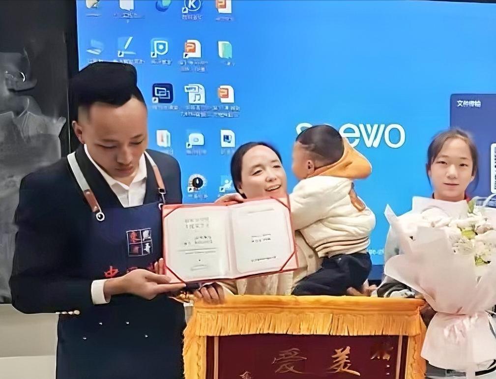 近日！贵阳一3岁男童走失，11岁女孩买糖哄去派出所，男童父母到其学校送终身免费牛
