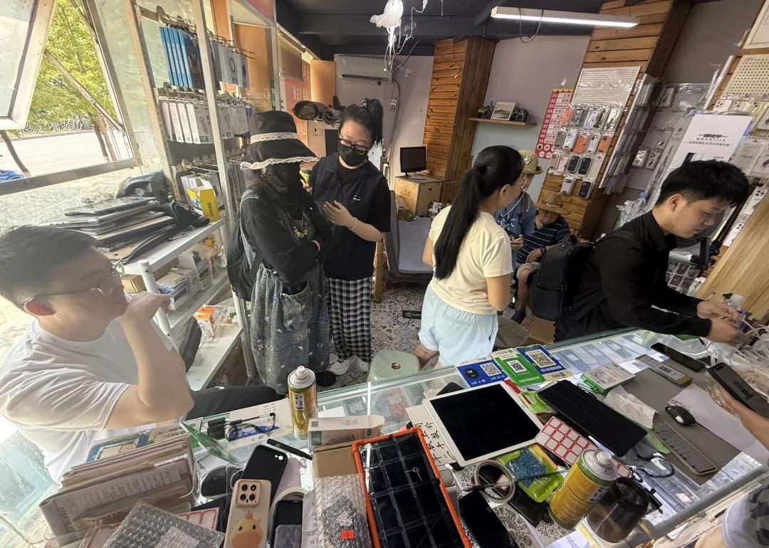 青岛修手机丨一张图证明你有多忙
夏天旺季特别忙，人也特别多，基本上一天修200-