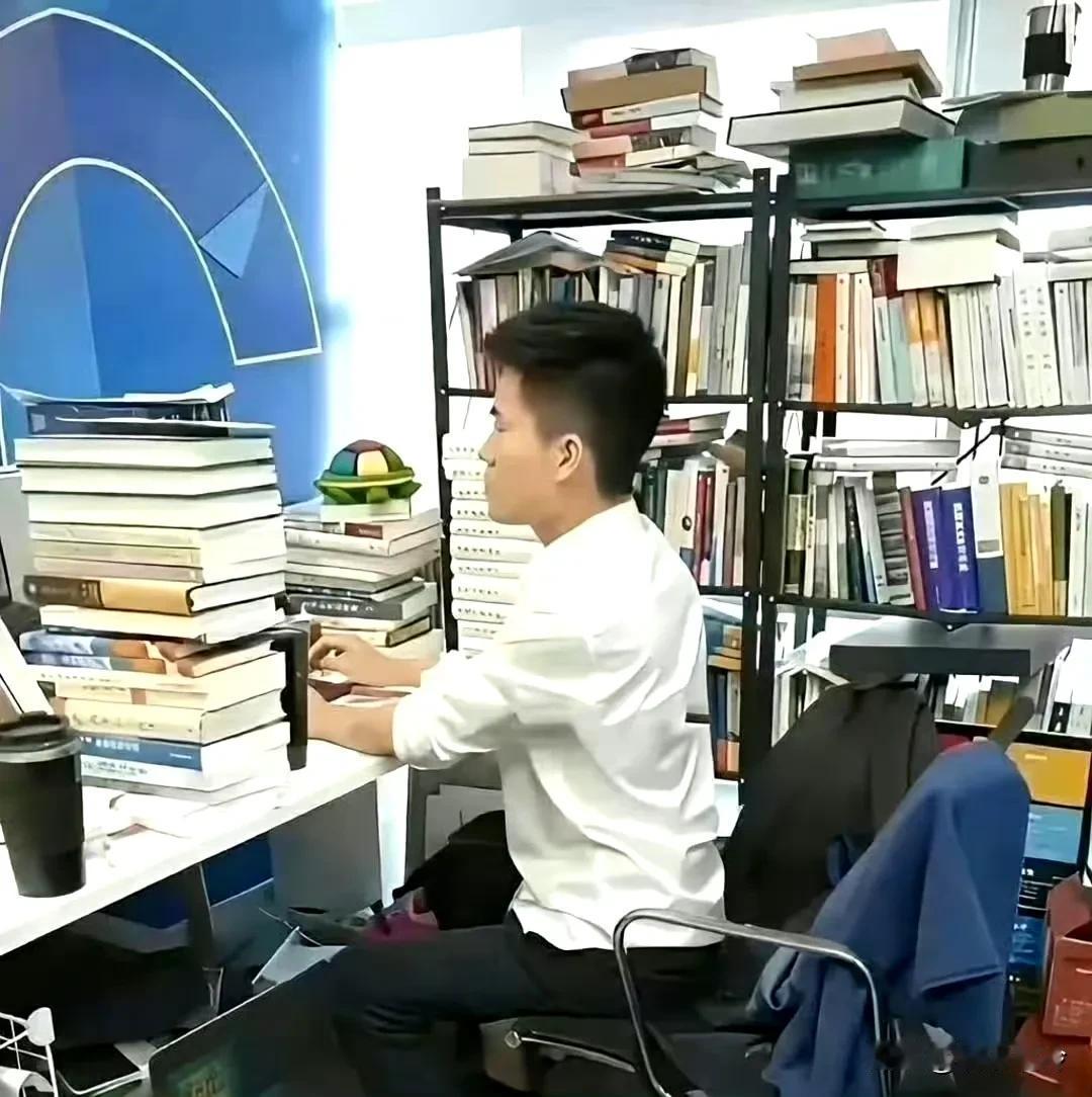 董宇辉的办公室和其他名人都不一样，其他名人在办公室会放很多书，但都是放在后面或侧