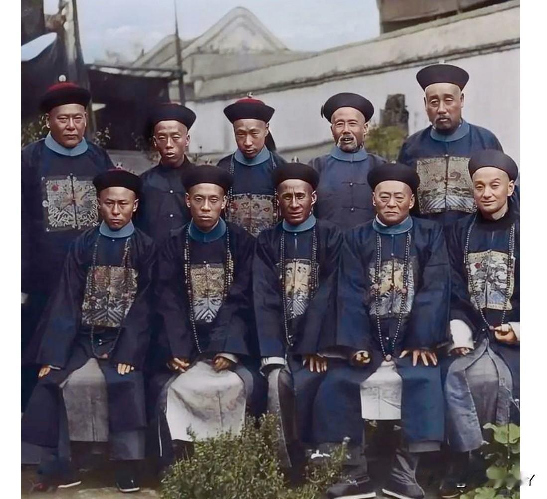 这才是一九零九年清朝官员聚会时的真实貌相，这绝非演戏，也不是电视剧里的演员。而是