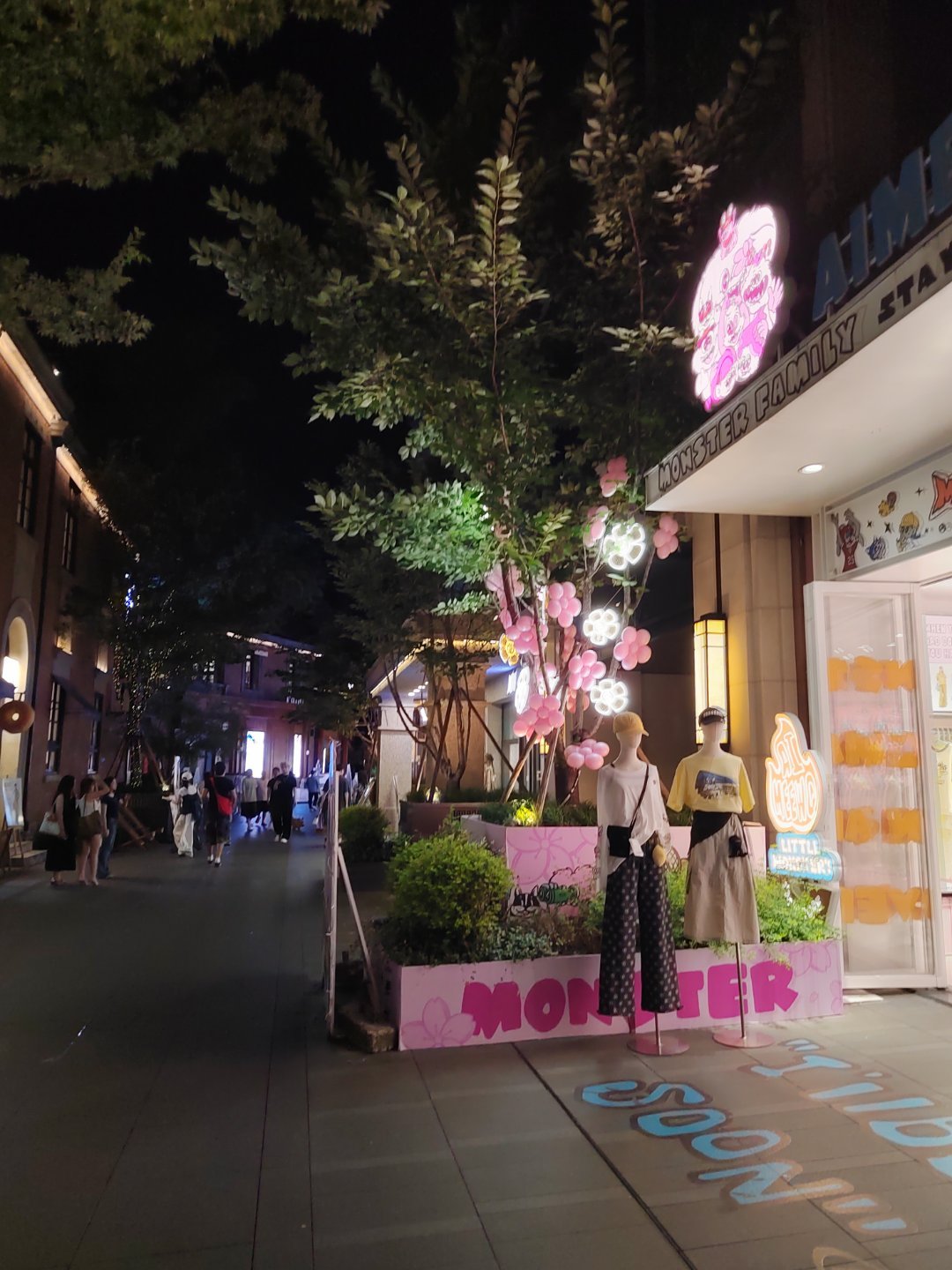 xixi说妈妈你胖了，要减肥，于是我们俩吃完饭从武汉关走到了巴公房子，又从巴公房