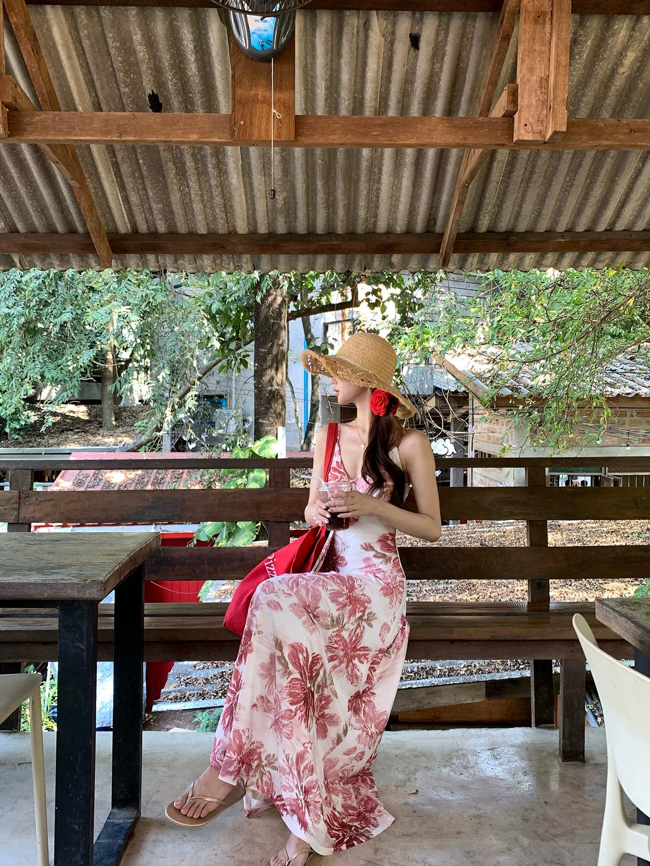 假如一个女人开始喜欢穿裙子，
她一定看透了一些东西，
比如人生的意义，比如人性.