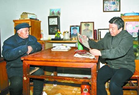 2011年，河南一老农当着省委书记的面拿出一个布包，省委书记打开布包后一看，当即