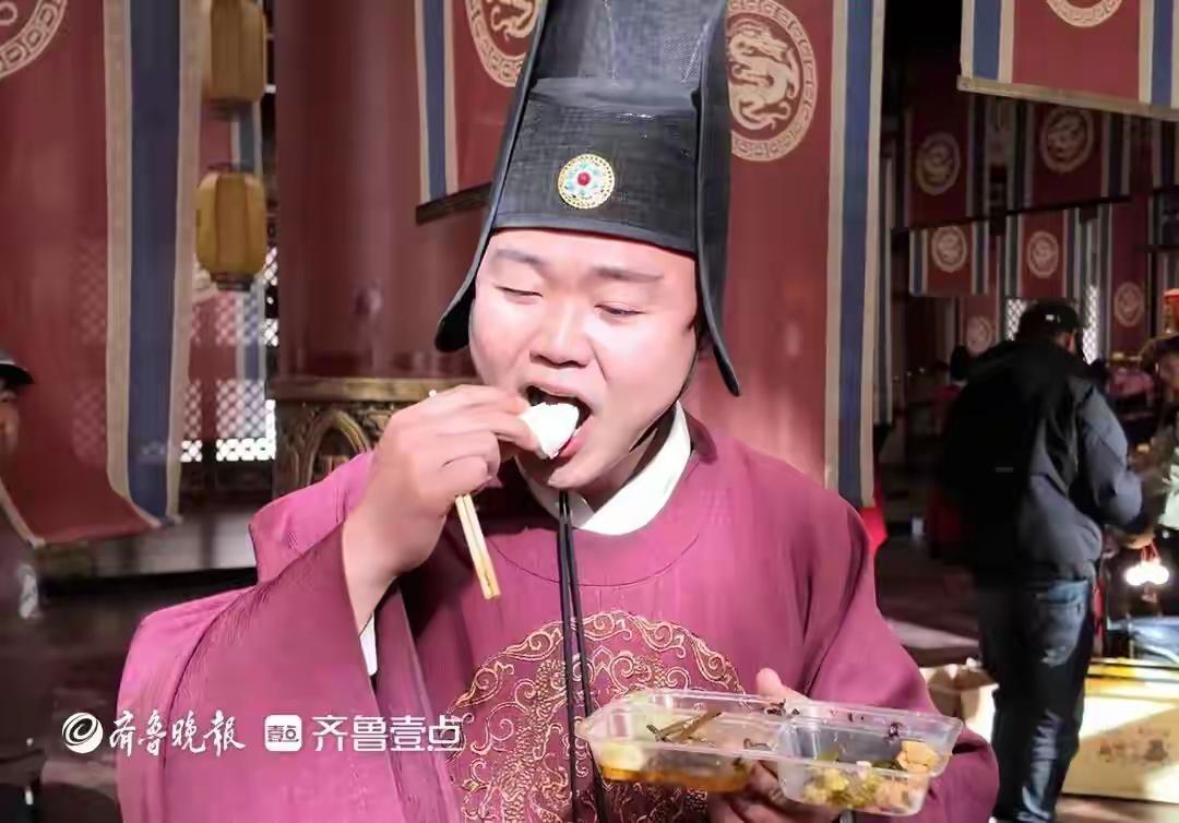 “公公专业户”爆火：被扇500个巴掌后，他让全网笑出了腹肌，也笑出了眼泪
 
0