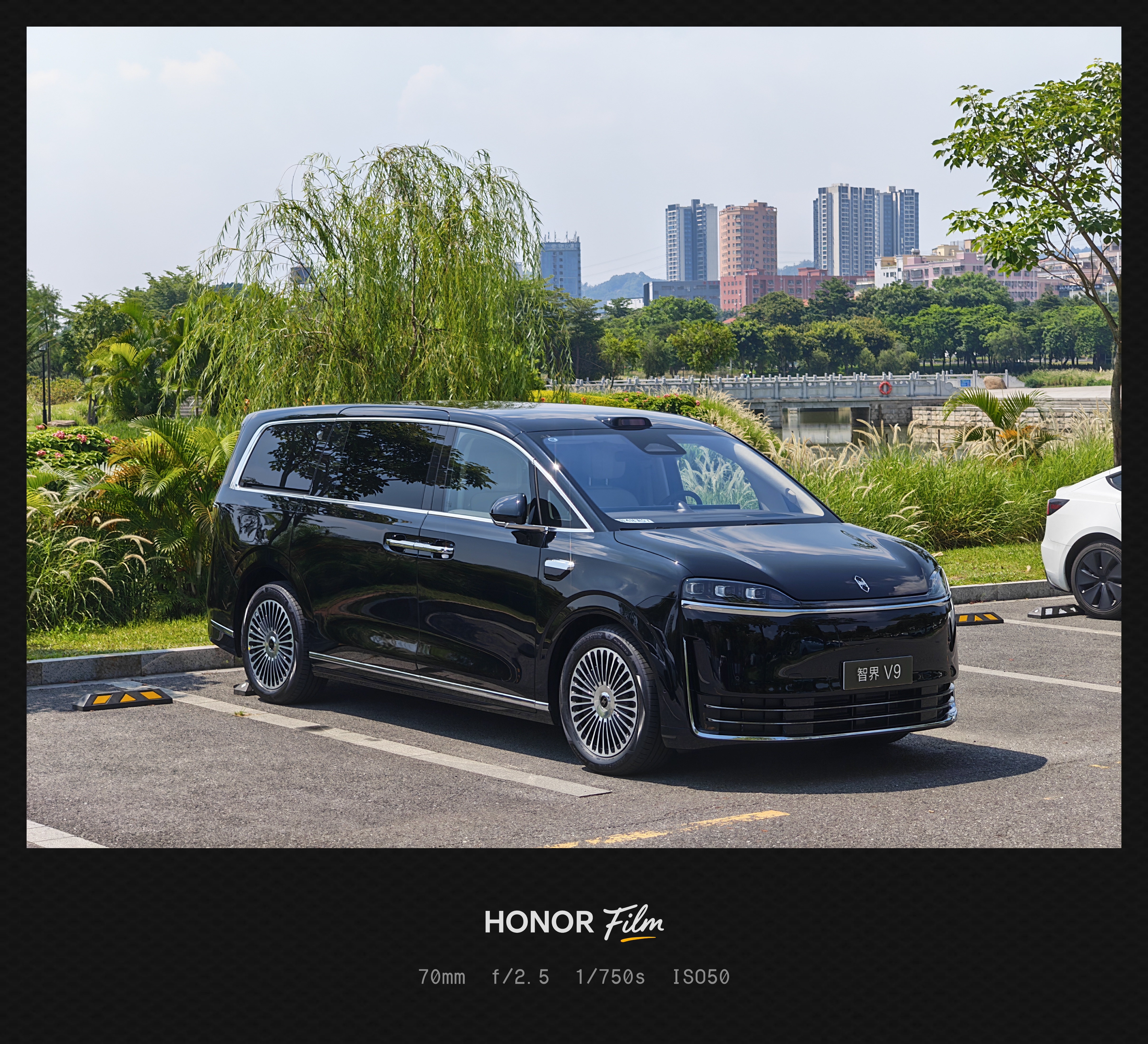 中午在智界V9二排来休息会了，进入休息模式光线遮挡住，座椅一放是真爽，需要的时候