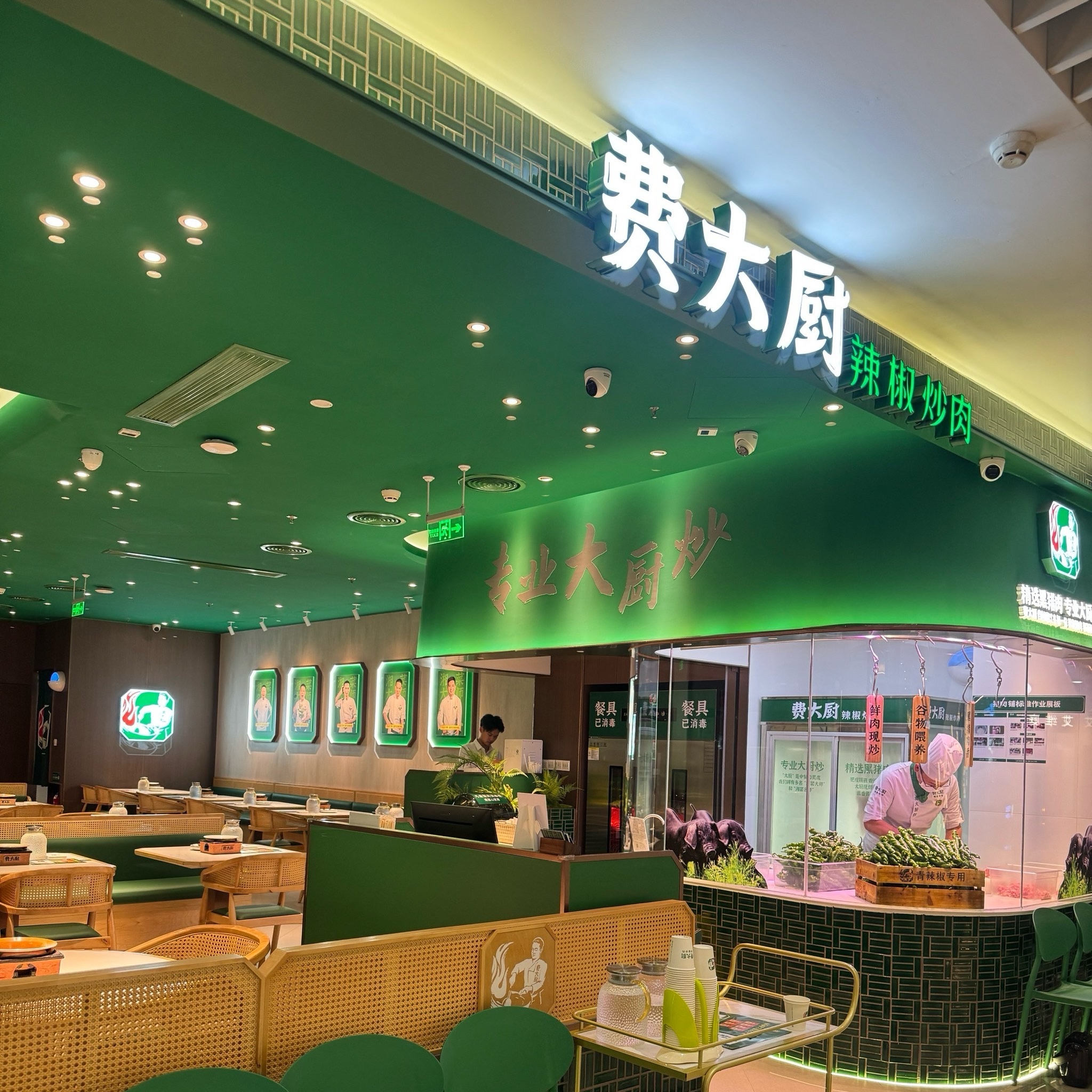 费大厨 本科以下勿扰打扫卫生要求本科，就业再难，也不用这么飘吧，10 年寒窗大学