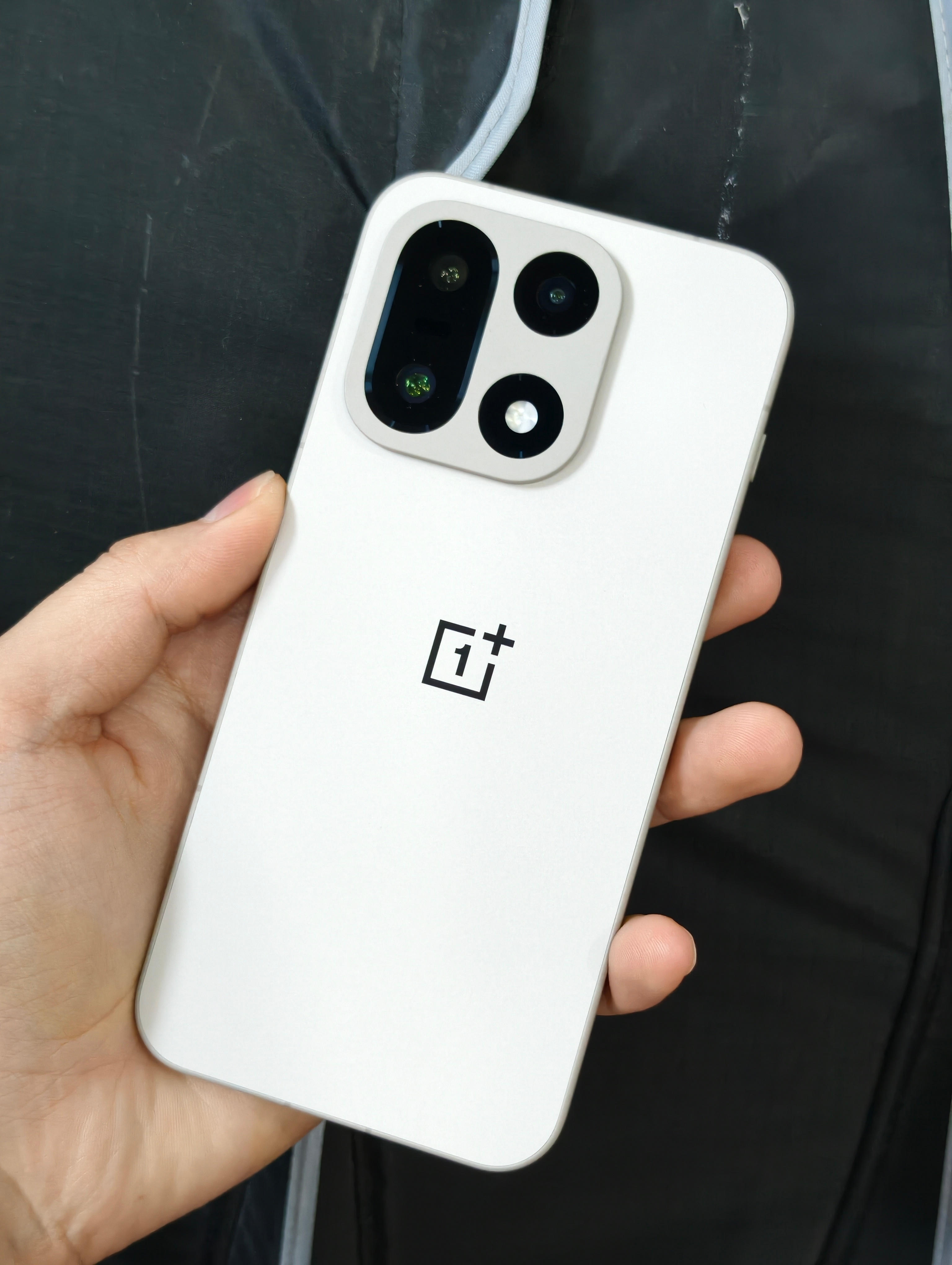 买手机选中端机还是上代旗舰 同样的预算情况下，我是更推荐入手上代旗舰的，因为旗舰