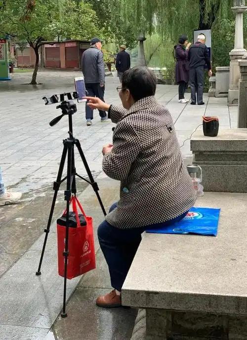 六零后退休的这批老人可能是有史以来最不像老人的老人，因为这届老人，是现如今最最幸