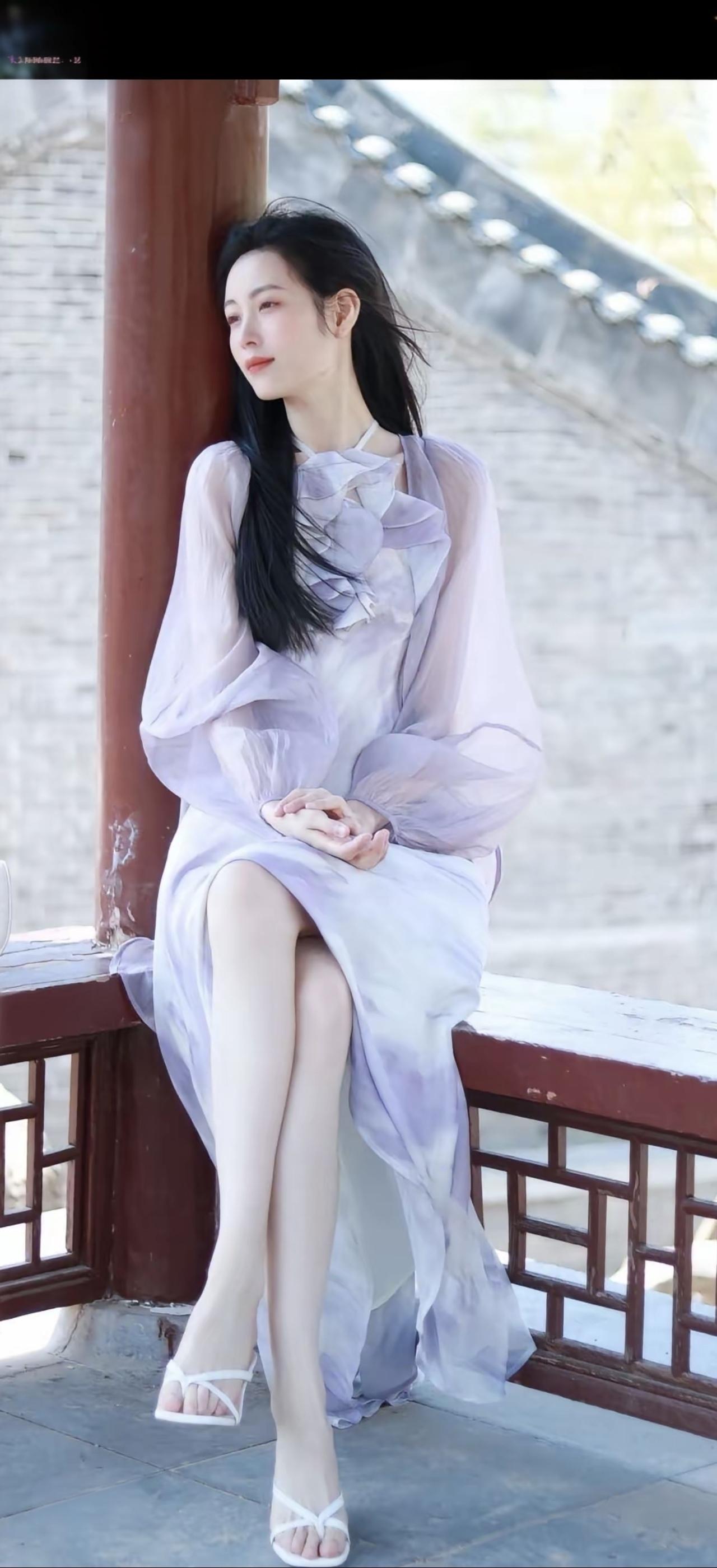 红袖添香夜，轻纱拂月华。