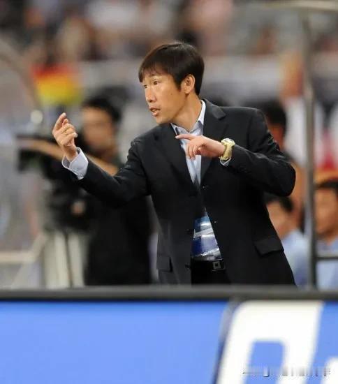 扬科维奇带领的时候国足兵败亚洲杯之后，换帅已经是板上钉钉的事了，这时候有不少球迷