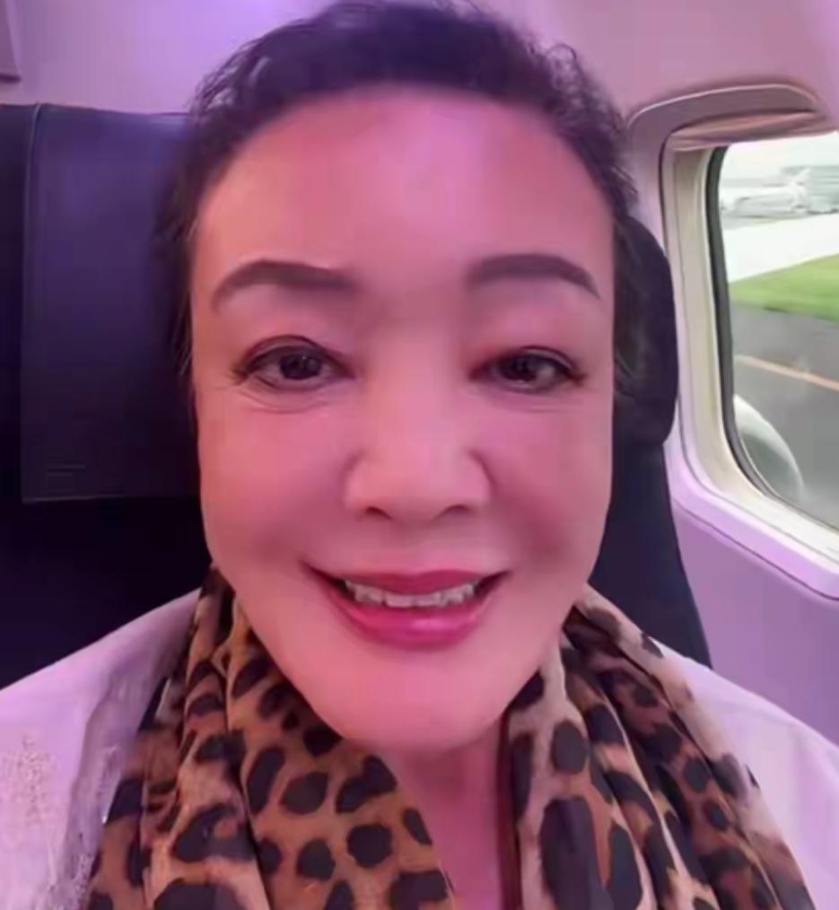 张兰连夜飞回北京照顾孙子，说出了五一假期的行程安排是合格奶奶
娱乐