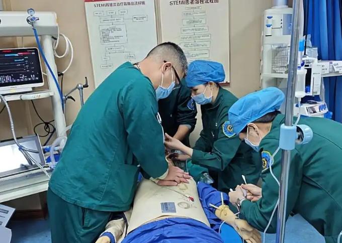 “憋住，别笑！”江苏一男子急性心梗被送抢救室，人不配合治疗，非要先抽根烟。医生哭