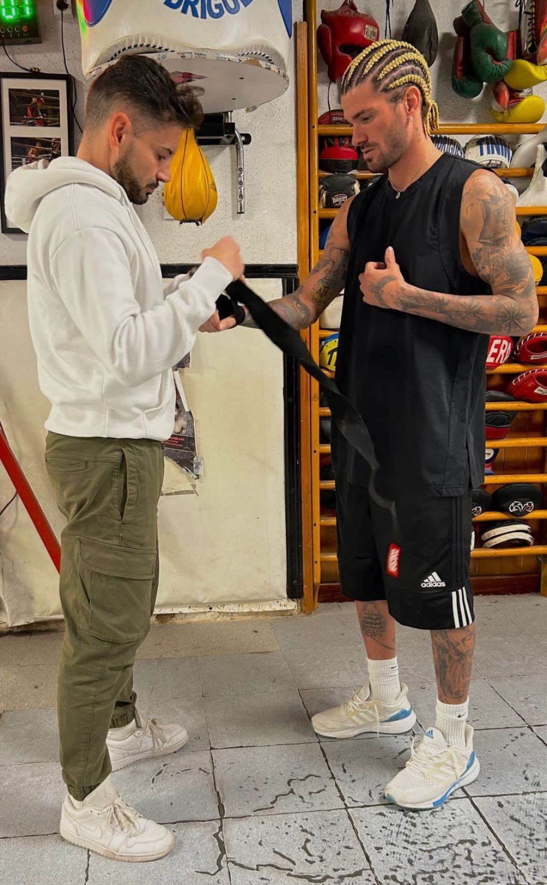 德宝更新动态，这是准备练习拳击吗？？？🥊