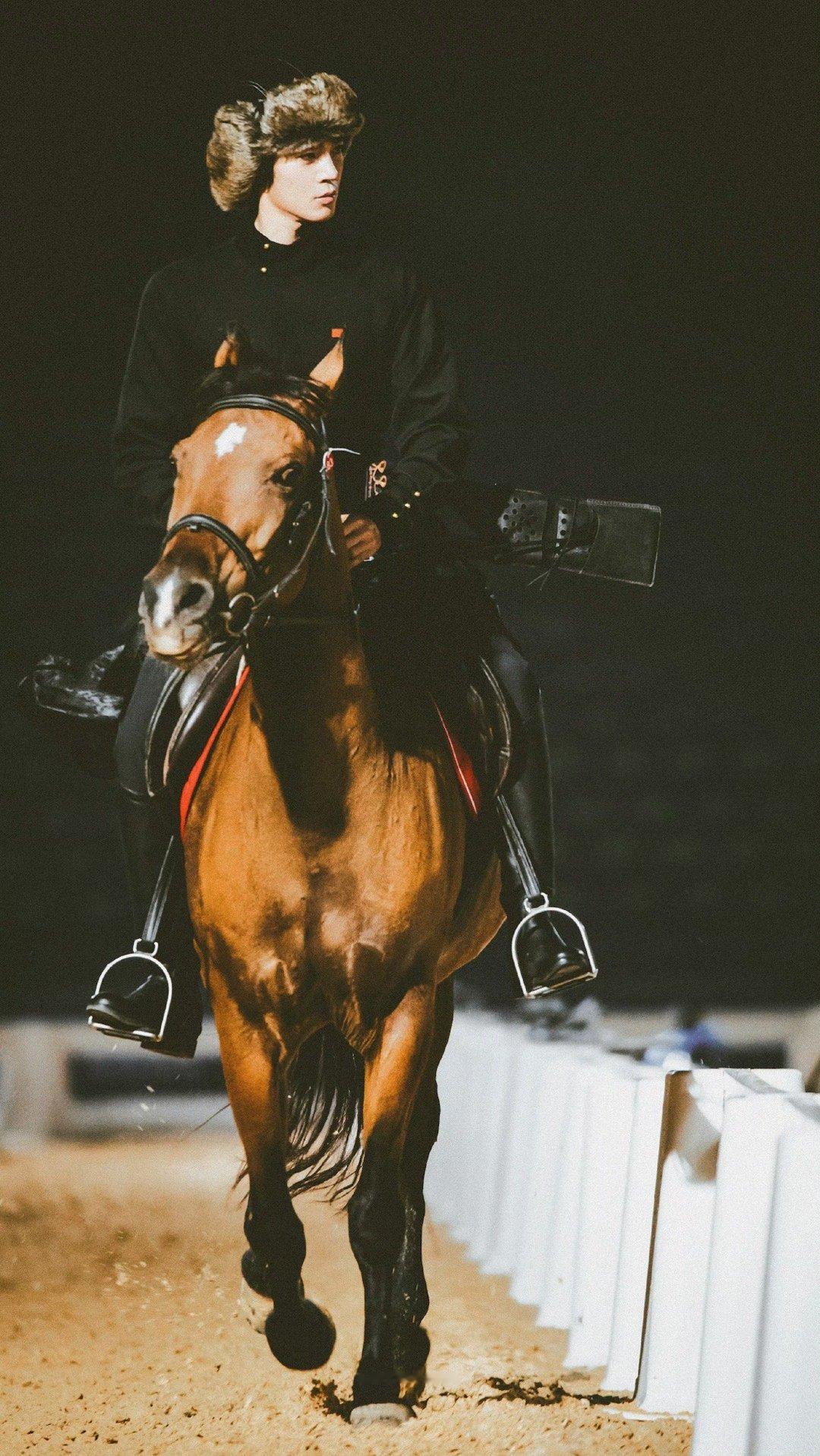 于适这12秒视频退出键在哪 骑射比赛开幕式上，于适双手脱缰高举国旗策马入场的12