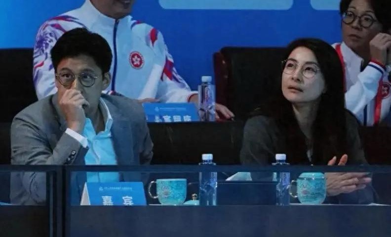 郭晶晶霍启刚夫妇二人一同现身全运会游泳比赛现场观赛，为游泳健儿加油，郭晶晶还拿手