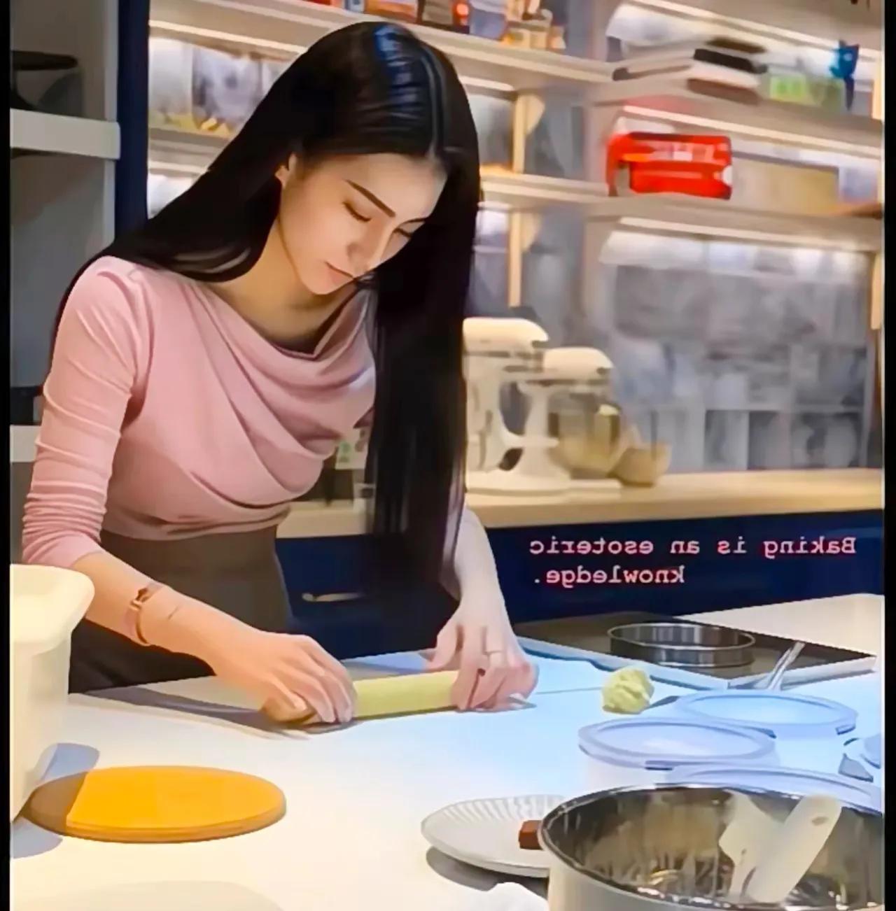 马筱梅，这位生活中的多面手，真正诠释了何为“上得厅堂，下得厨房”的现代典范。她的