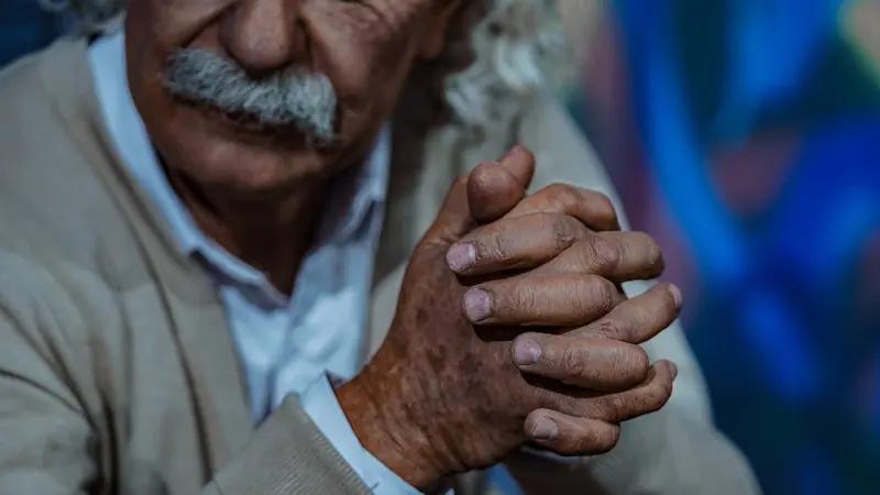 真是年纪大了，十几年前我爸住院，我晚上陪床，白天上班，中午还要送饭，连着十几天下