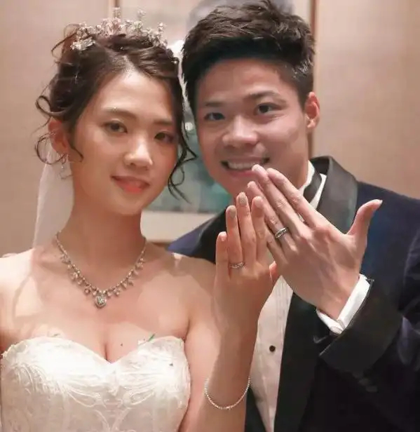 苏炳添和老婆林艳芳原来是从小青梅竹马的同学，从初中就陪他一路走来的三个孩子的宝妈
