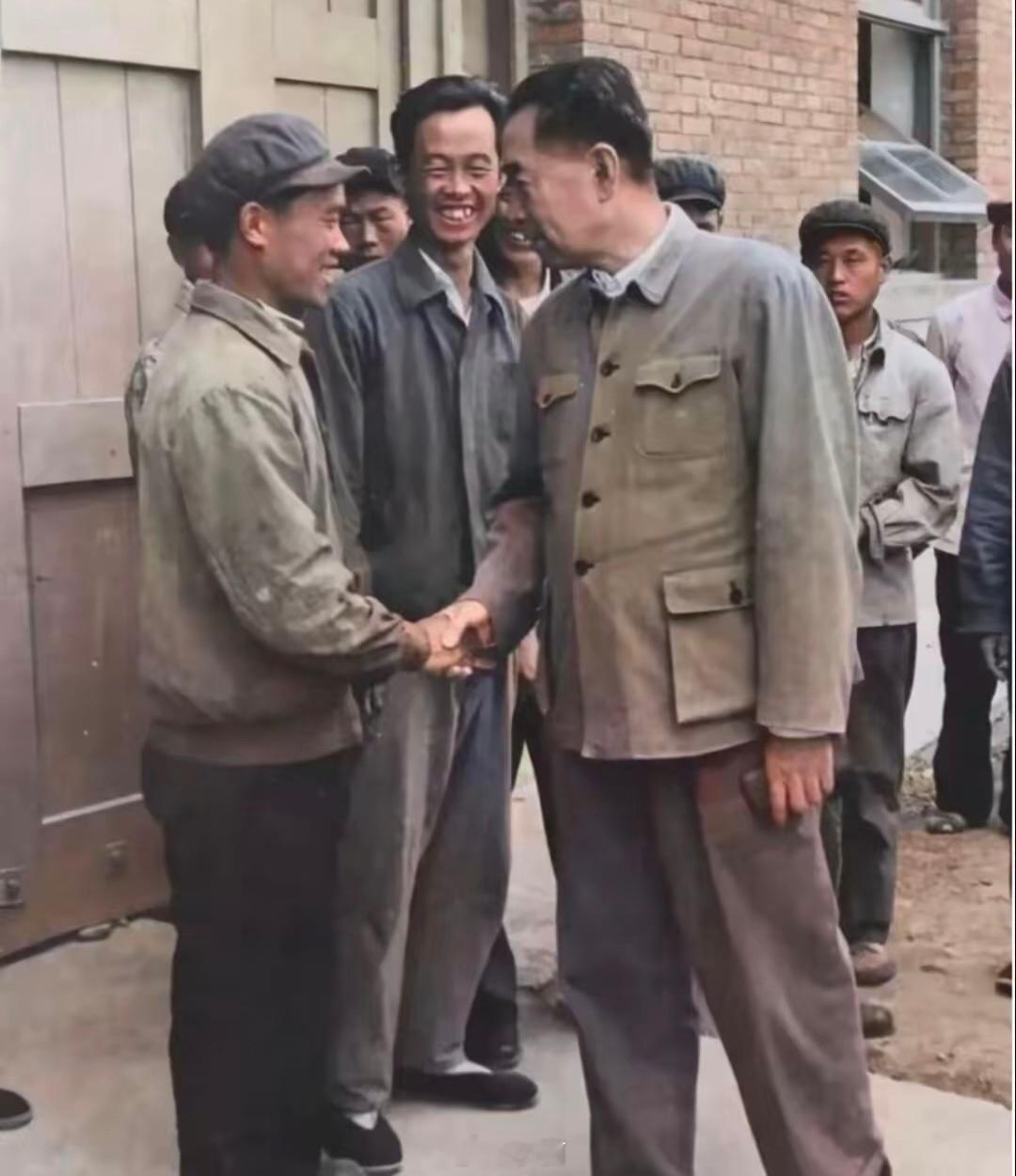 1962年周总理考察大庆油田时，和石油工人亲切握手交谈。 ​​​