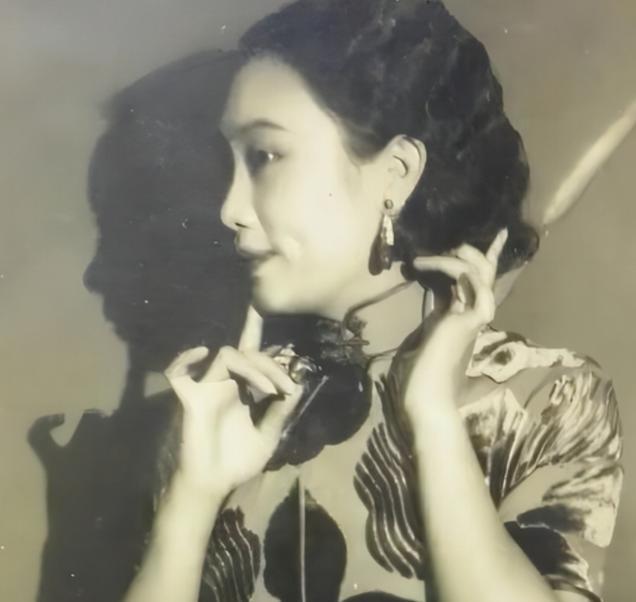 1956年，毛人凤卧病在床，妻子向影心端着一碗药走到床前，对毛人凤说：“喝了这碗