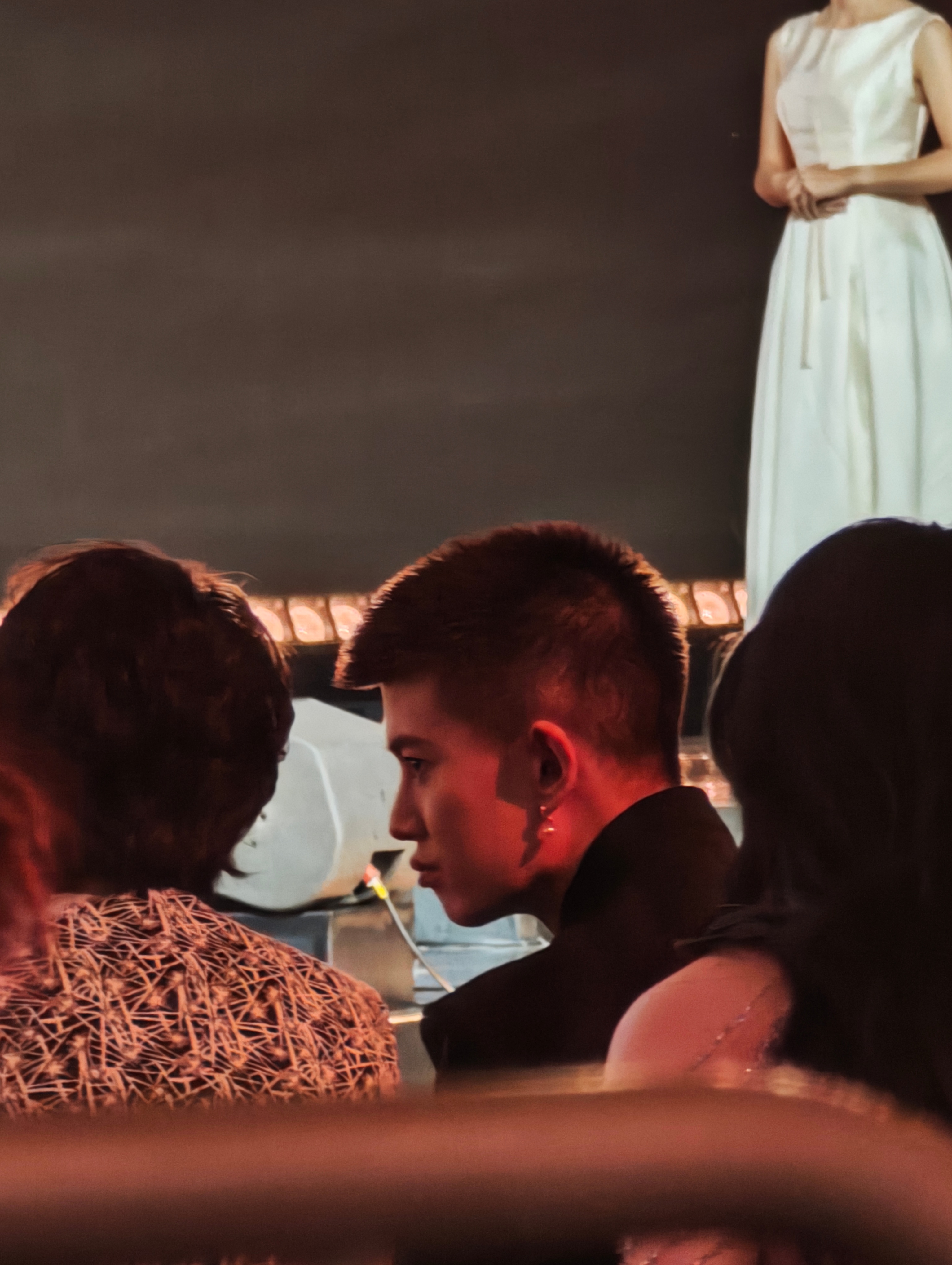 嘉伦哥，怎么拍都帅，这张还有点可爱呢