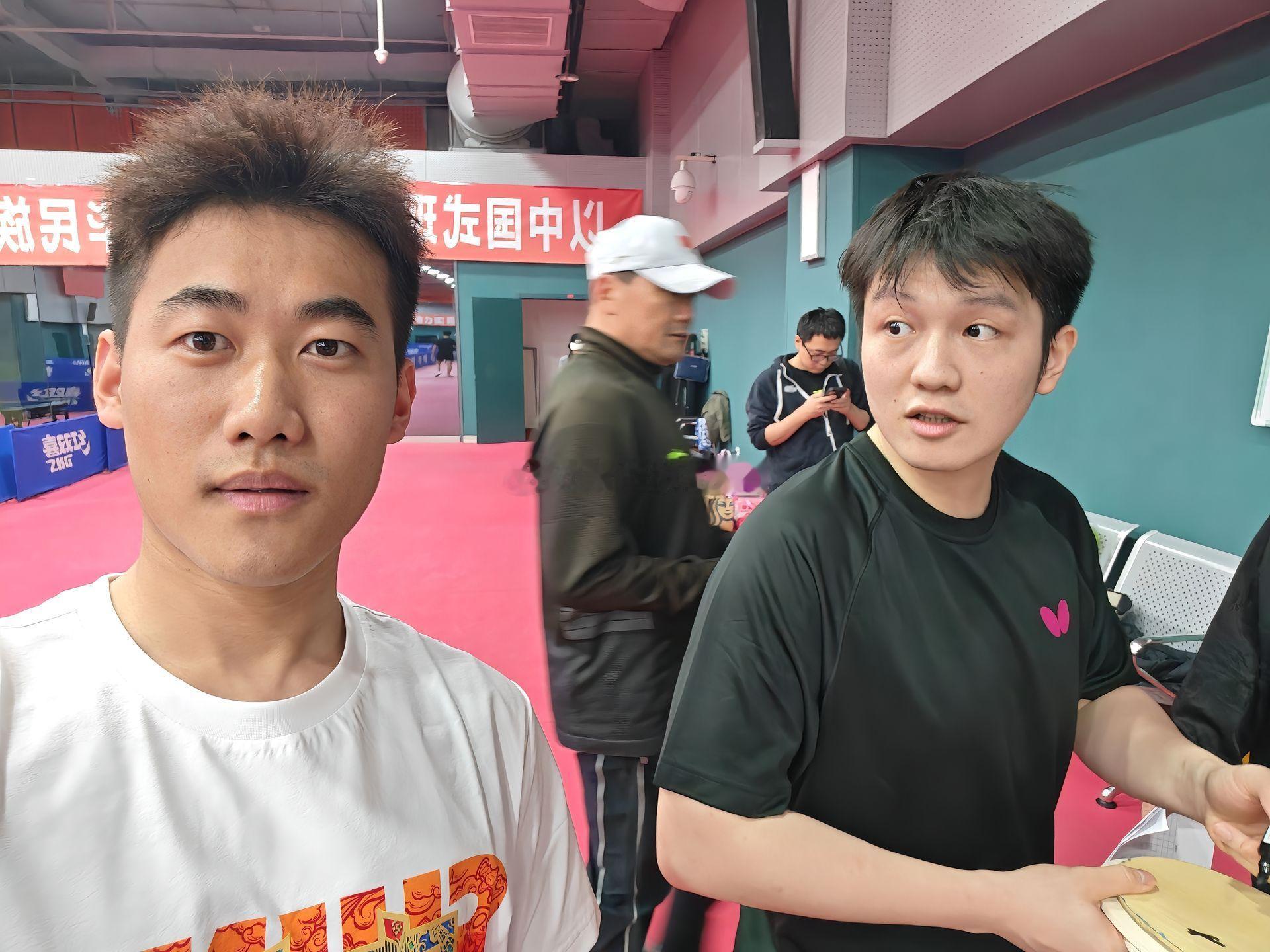 没看过的照片+1貌似是全运会3月初体测~乒乓球🏓  樊振东©️豪某人~乒出精彩