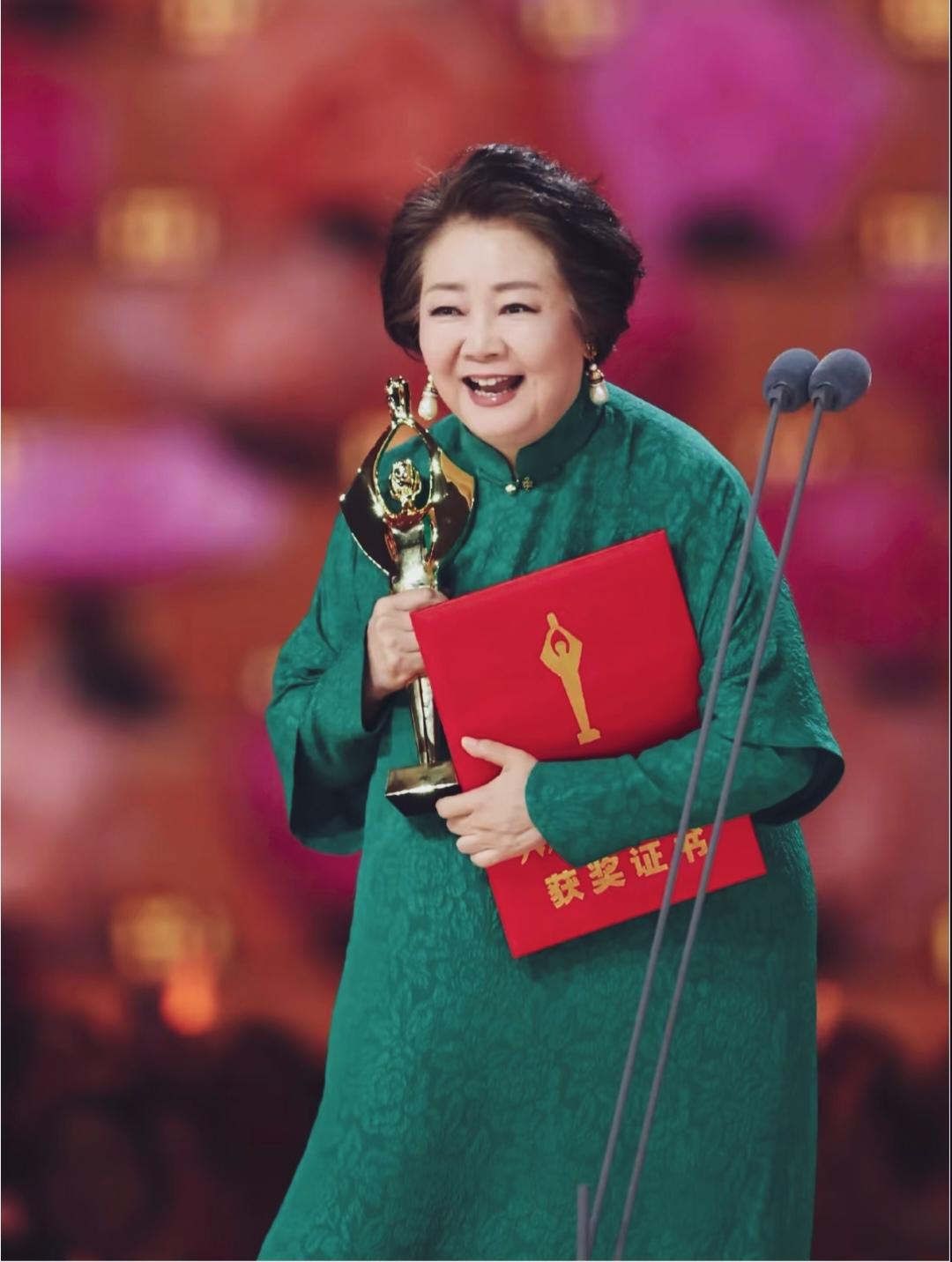 太喜欢萨日娜老师了！萨日娜老师凭借《抓娃娃》奶奶一角获得38节百花奖最佳女配角。