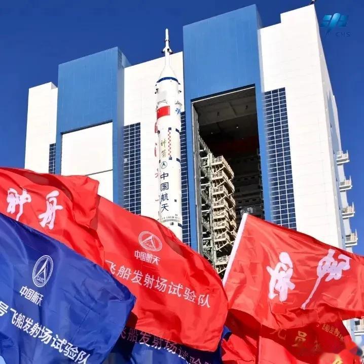 10月19日上午，酒泉卫星发射场“神舟”17号和“神箭”组合体被垂直转运至发射塔