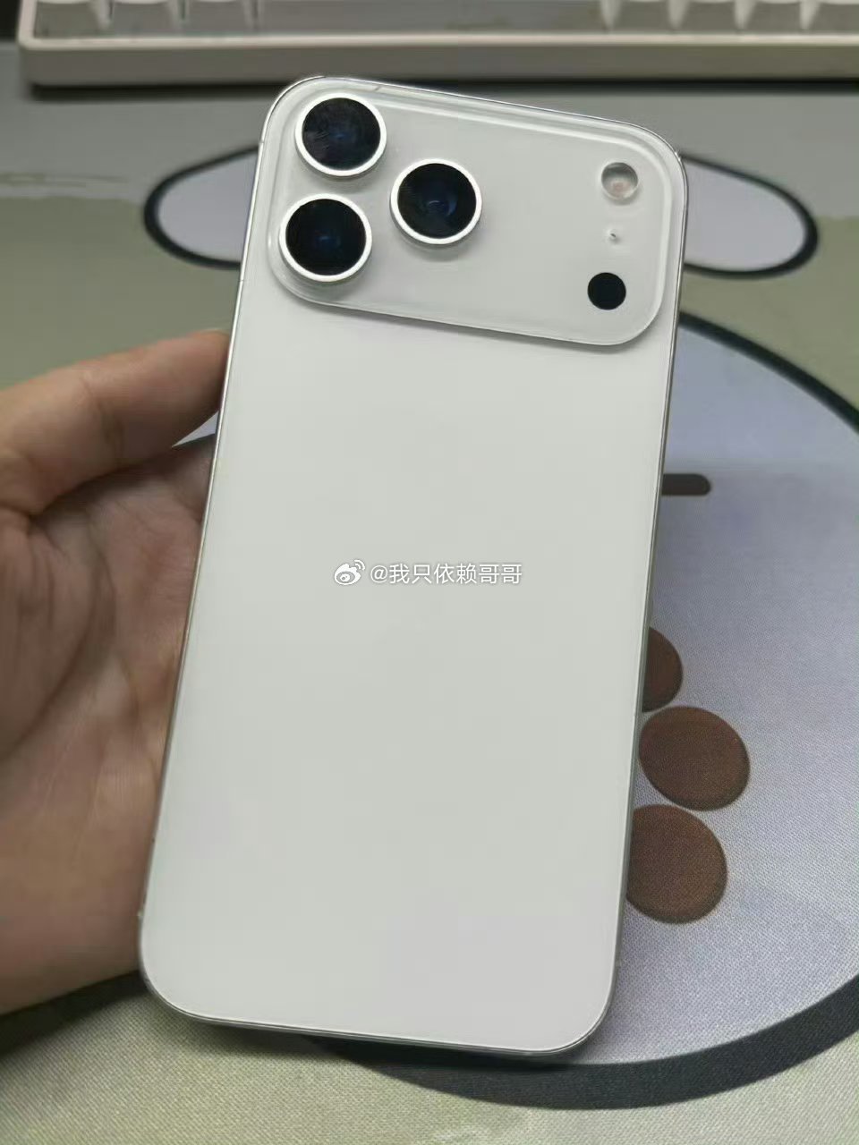 第一台面世的iPhone 17 Pro就这样摔到了 不知道机主现在的心情？ 