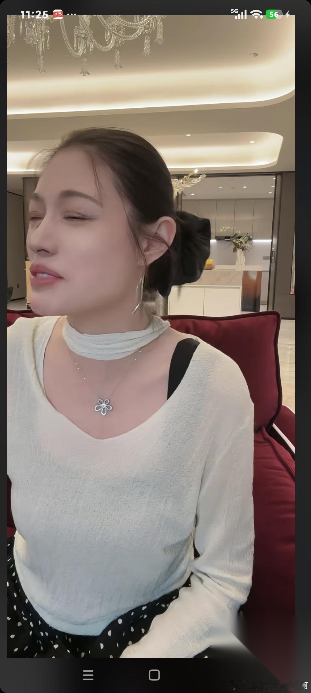 葛荟婕聊天，粉丝说:“搬新家了吗葛荟婕说:“还没搬呢，刚装修好。粉丝说“多少平方