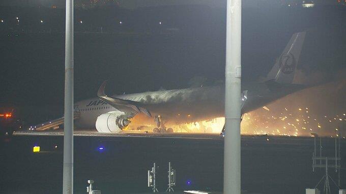 【#日本一机场跑道火灾##日本航空飞机起火#】据央视新闻：综合日本TBS电视台和