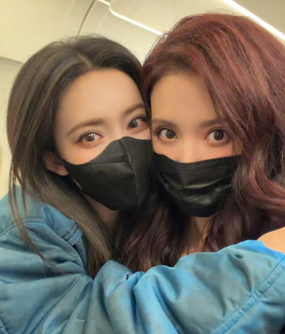 孟子义张萌在飞机上偶遇了 张萌晒出和孟子义偶遇合影，两个姐姐都戴着黑色口罩，但高