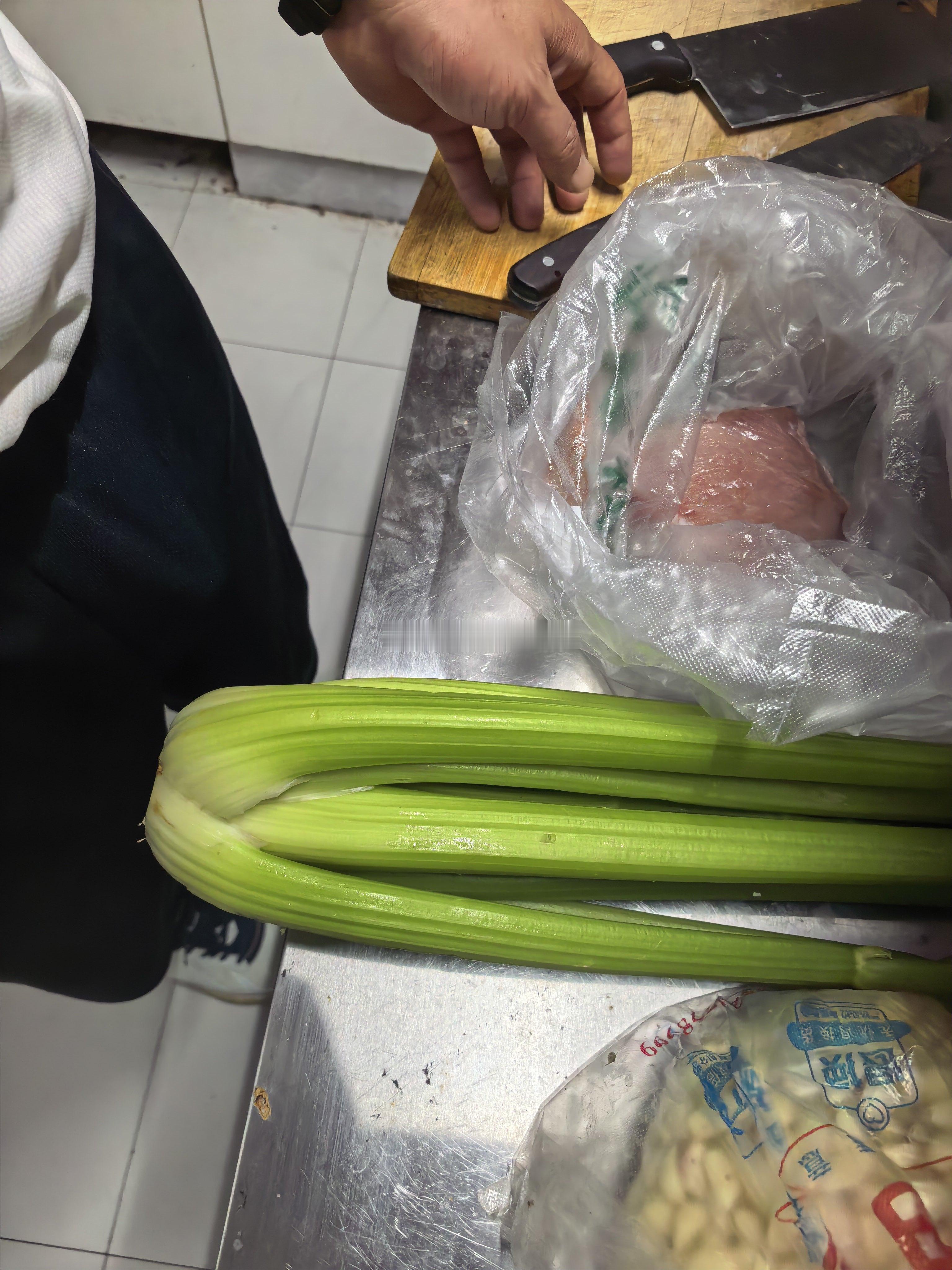 开始做饭，小厨夫上线！[嘻嘻] ​​​