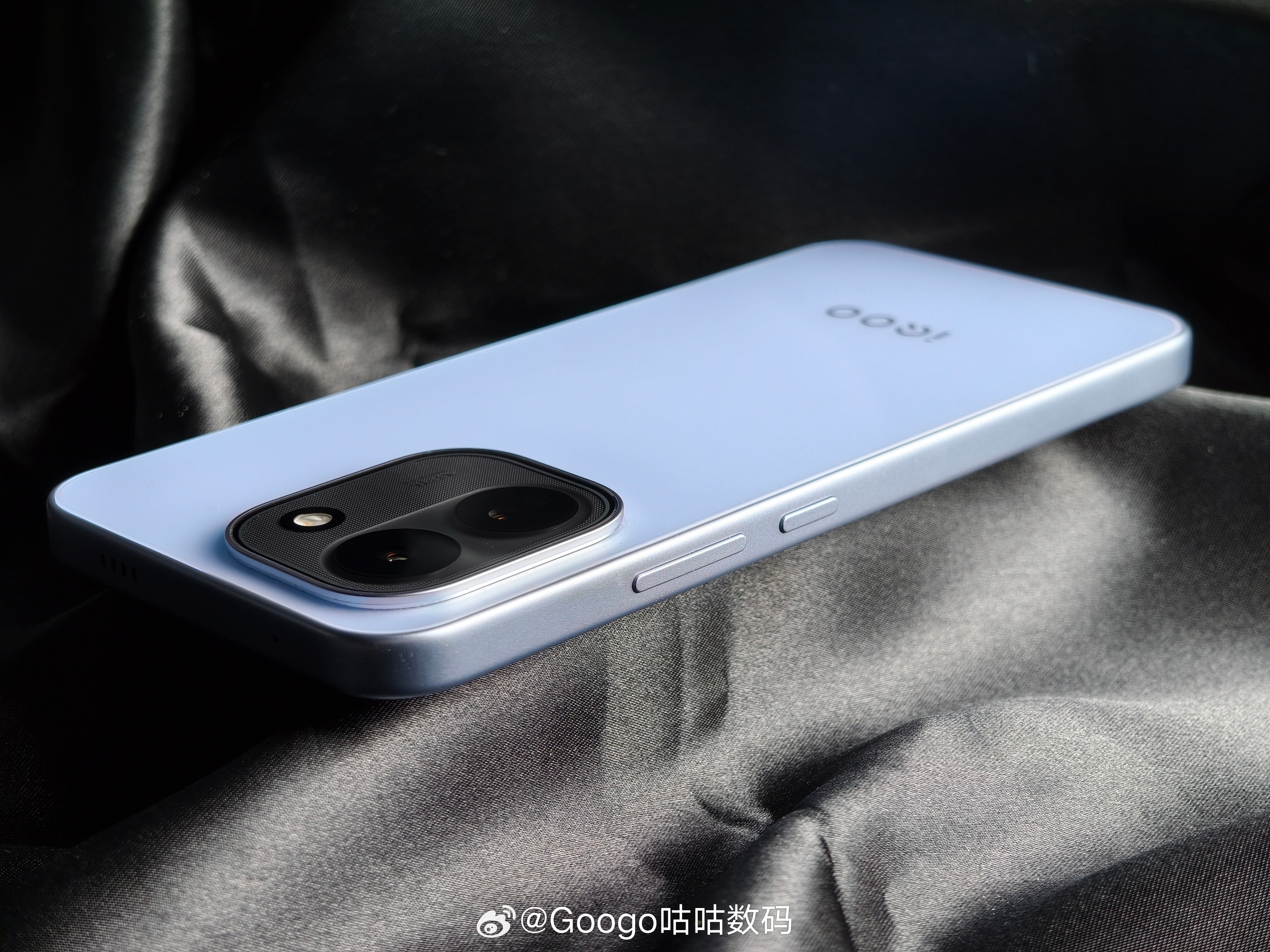 新出的iQOO Z11有点东西！性能拉满，屏幕护眼又丝滑玩大型游戏直接165帧满