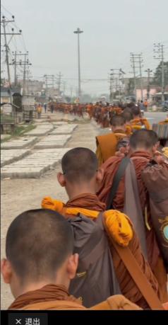 队伍绵延不绝！
 
可能很多人没当回事，觉得仿造军服就是小作坊赚黑心钱，顶多是有